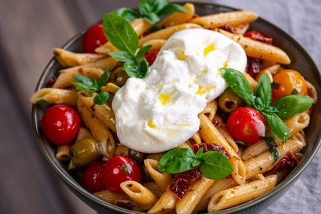 Mediterraner Nudelsalat mit Burrata