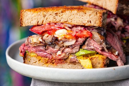 Steaksandwich mit Acovado und Parmesan