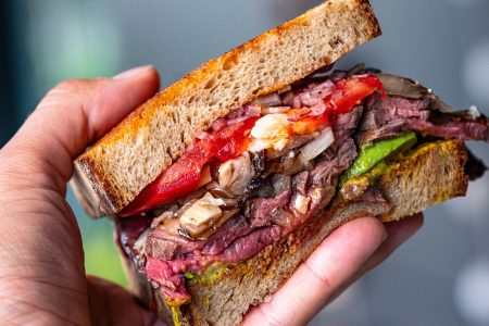Steaksandwich mit Acovado und Parmesan