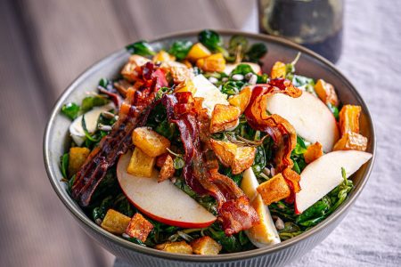 Vogerlsalat mit knusprigen Erdäpfeln und Kernöldressing