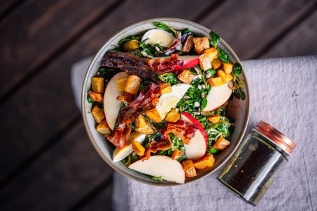 Vogerlsalat mit knusprigen Erdäpfeln und Kernöldressing