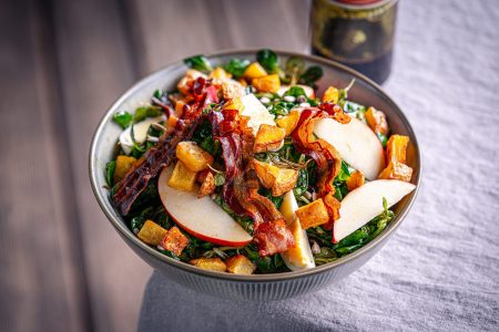 Vogerlsalat mit knusprigen Erdäpfeln und Kernöldressing