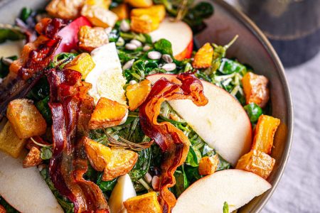 Vogerlsalat mit knusprigen Erdäpfeln und Kernöldressing