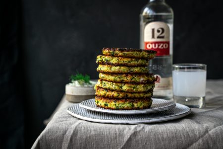 Griechische Zucchini Fritters mit Tsatsiki