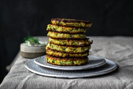 Griechische Zucchini Fritters mit Tsatsiki