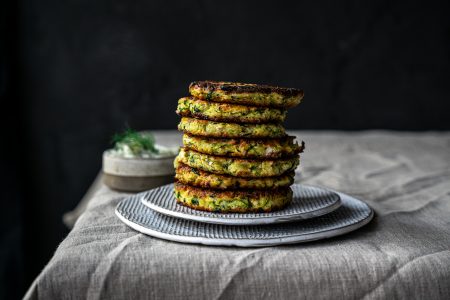 Griechische Zucchini Fritters mit Tsatsiki