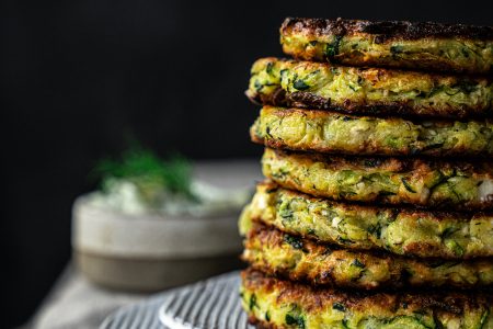 Griechische Zucchini Fritters mit Tsatsiki