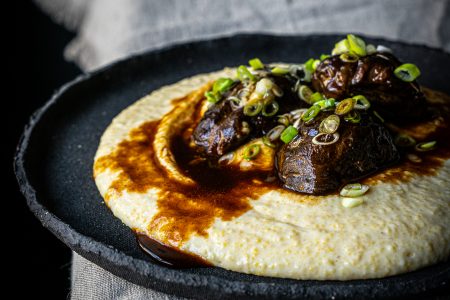 Geschmorte Schweinsbackerl in Cognacsauce