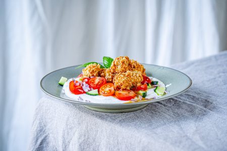 Griechischer Salat mit Fetacreme & knusprigen Oliven