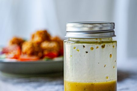 Griechischer Salat mit Fetacreme & knusprigen Oliven