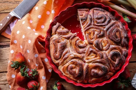 Erdbeer-Rhabarber-Schnecken-Kuchen