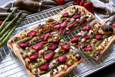 Erdbeer-Spargel-Flammkuchen