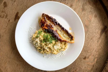 Ingwer-Kräuterrisotto mit knusprig-glasiertem Saibling