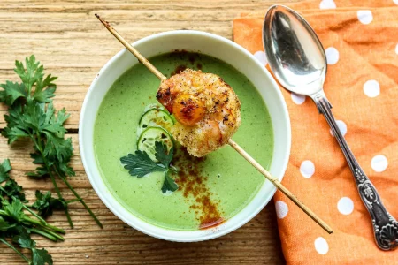 Gurken Gazpacho mit Garnelen