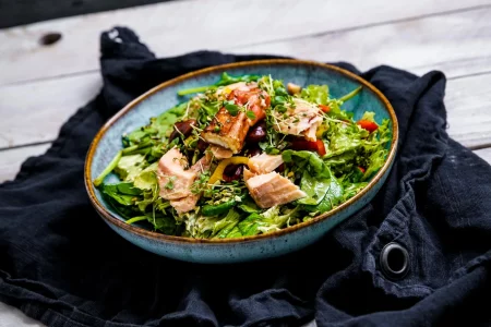 Lachsforelle-Feta-auf-buntem-fruchtigem-Salat