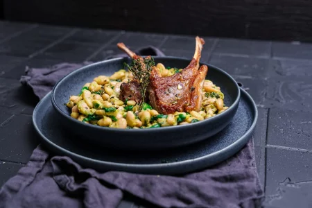 Lammkronen mit Pestobohnen