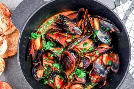 Miesmuscheln in Tomaten-Weißweinsud