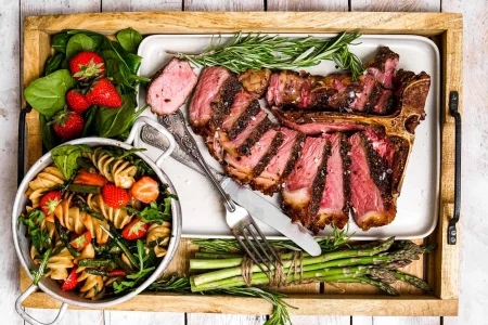 Porterhouse-Steak mit fruchtigem Nudelsalat