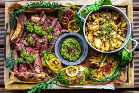 Prime-Rib-Steak mit Erdäpfel-Pecan-Stampf Steakplatte gegrillte Salatherzen