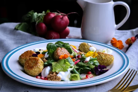 Quinoa-Falafel-auf-buntem-Salat-mit-Tahini-Dressing-1