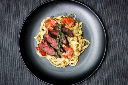 Schnelle-Parmesan-Fettucine-mit-Flank-Steak