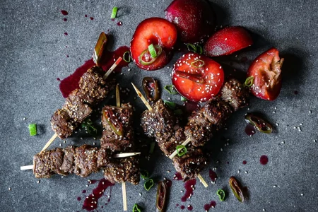 Sesam-Steak-Spieße-mit-gegrillten-Pflaumen