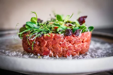 Beef Tatar mit Zitrone und Kapernbeeren