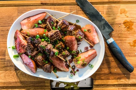 Steak-Spieße mit Rotweinbirnen und Sesam