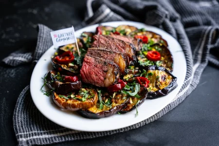 Steak mit gegrilltem Melanzani-Salat