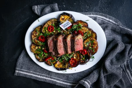 Steak mit gegrilltem Melanzani-Salat