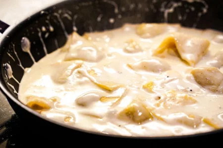 Steinpilz-Ravioli-in-Parmesan-Sauce