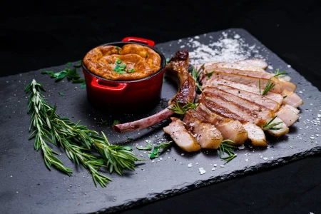 Tomahawk-vom-Schwein-mit-Erdaepfel-Soufflê