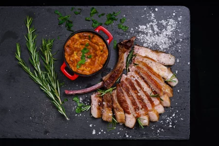 Tomahawk-vom-Schwein-mit-Erdaepfel-Soufflê