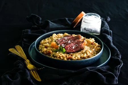 Tomaten-Risotto mit Steak und Basilikum