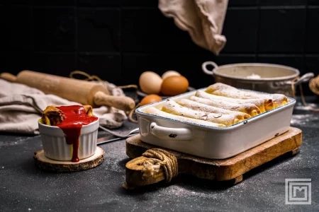 Topfenpalatschinken mit Erdbeersauce