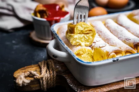 Topfenpalatschinken mit Erdbeersauce