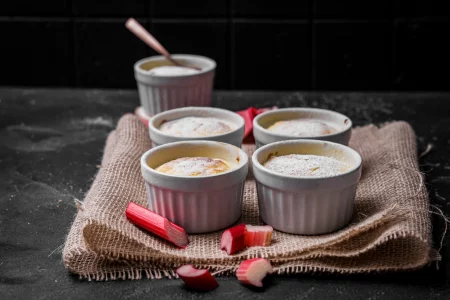 Topfensoufflé mit Rhabarber