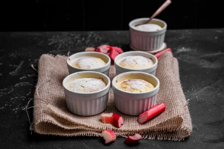 Topfensoufflé mit Rhabarber