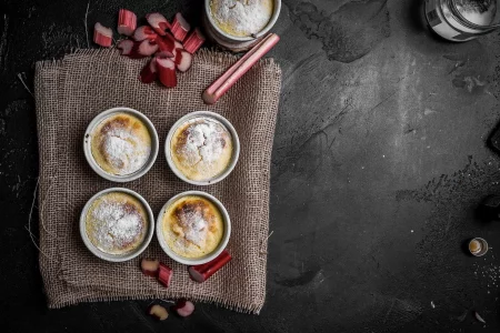 Topfensoufflé mit Rhabarber