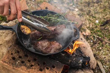 Yak-Filet mit Erdäpfel-Käferbohnen-Gröstl und steirischer Chimichurri