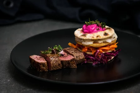 Lammrücken mit Lebkuchen-Tacos und winterlichem Cole Slaw