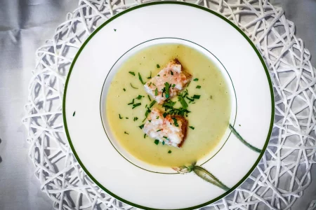 cremige pastinakensuppe mit garnelenschiffchen