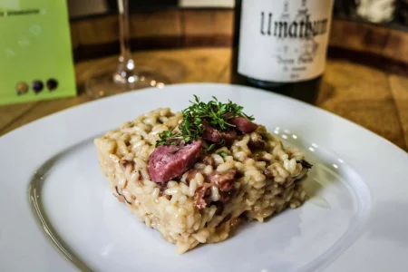 risotto-grundrezept mit salsiccia-crunch und röstzwiebeln