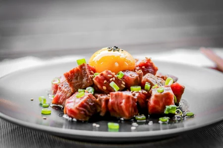 Wagyu-Tatar mit Onsen-Ei