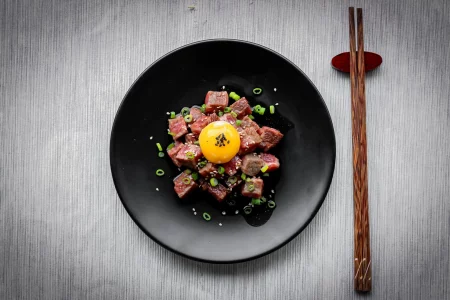 Wagyu-Tatar mit Onsen-Ei