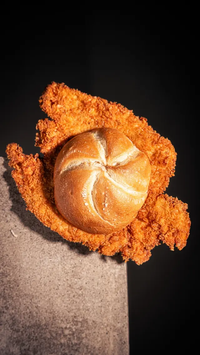 SCHNITZELSEMMEL 🥩🥯
mit oder ohne Ketchup?! 🍅 … gibt’s überhaupt eine richtige Antwort? 🥹

#motioncooking #schnitzel #wienerschnitzel #schnitzelsemmel #austriancuisine