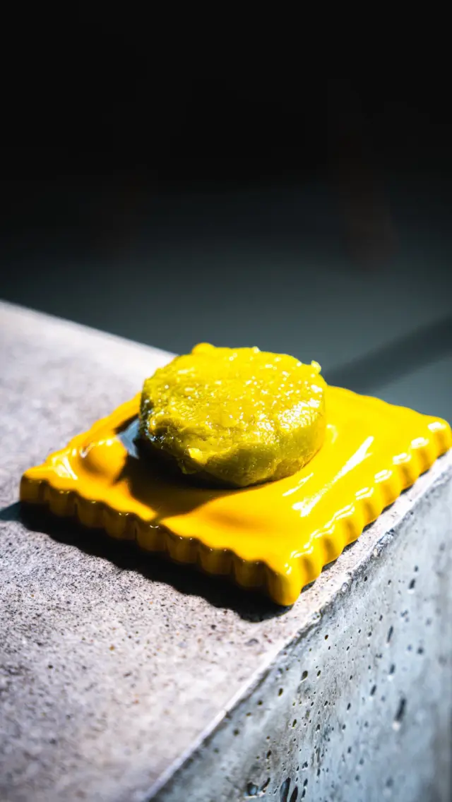 🧄Traditionelle Alioli 🧄🇪🇸 
Dracula haßt diesen Trick! 🧛🏻‍♂️
Thx @miquelisimo für diesen Anstoß 🥹
Was soll ich sagen: liebe ich 😄 Und braucht eigentlich kein Rezept – alles nötige steht hier:

Zutaten
3 Knoblauchzehen
120 Olivenöl
½ TL Salz

Anleitung
Knoblauch mit Salz im Mörser zerstoßen.
Olivenöl in sehr kleinen Mengen nach und nach dazugeben und immer weiter mörsern.
So lange, bis eine standhafte, streichfähige Alioli entsteht, oida!

#motioncooking #alioli #aioli #knoblauchliebe