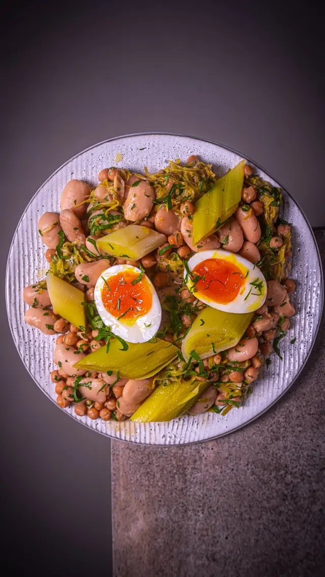 ❤️‍🔥FEUER-LAUCH mit Bohnen🥬
Verbrennst du auch deinen Lauch?! 🥰
In Kombi mit meinen marinierten Bohnen unschlagbar 😎

#motioncooking #lauch #burntleek #misobeans #lauchliebe