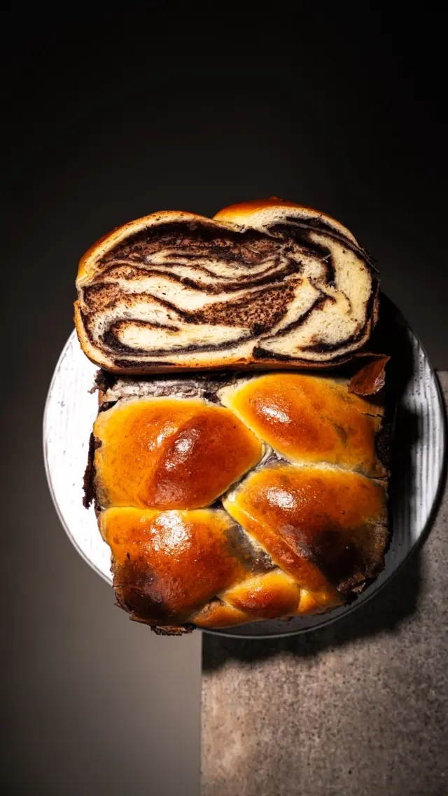 🍞 Der BESTE BRIOCHE STRIEZEL❤️‍🔥 
Mit Kakao & Walnüssen 🤎 
Fluffig, saftig & mein Teig für alles Teig 😎 

#motioncooking #striezel #brioche #butterzopf #osterstriezel