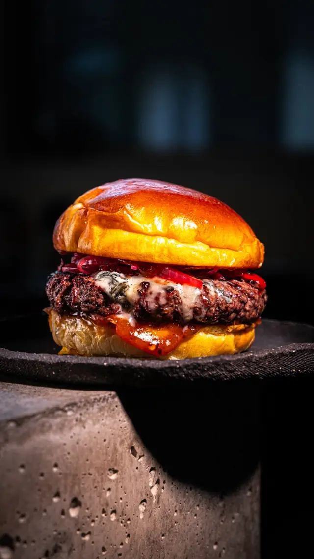 🍔 Beef Burger mit Knoblauch-Karamell (Garlic Jam) & Pink Pickles 🩷🧄

Saftiges Rindfleisch, karamellisierter Knoblauch und schnelle eingelegte Zwiebeln – die perfekte Kombi 🤝

Werbung / Ad @biggreeneggde 💚

#motioncooking #biggreenegg #cheeseburger #g